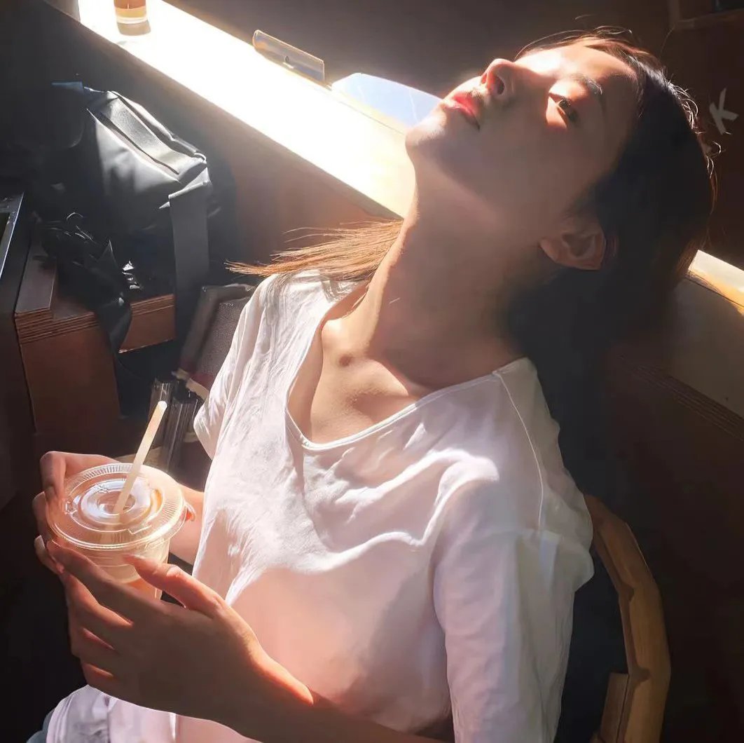 腰间持枪